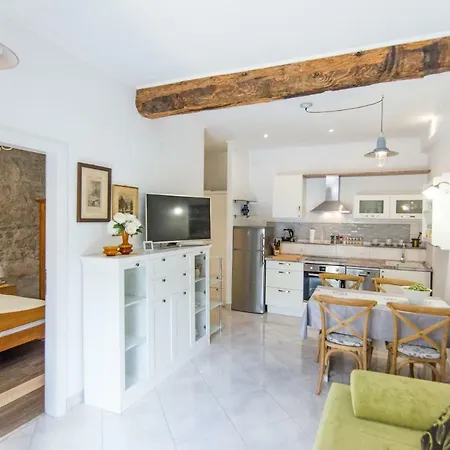 Mileta Apartmán Sali